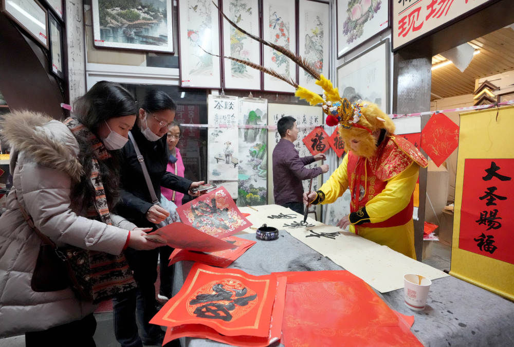 逛厂甸庙会 品京味文化_新华社_王毓国_游客