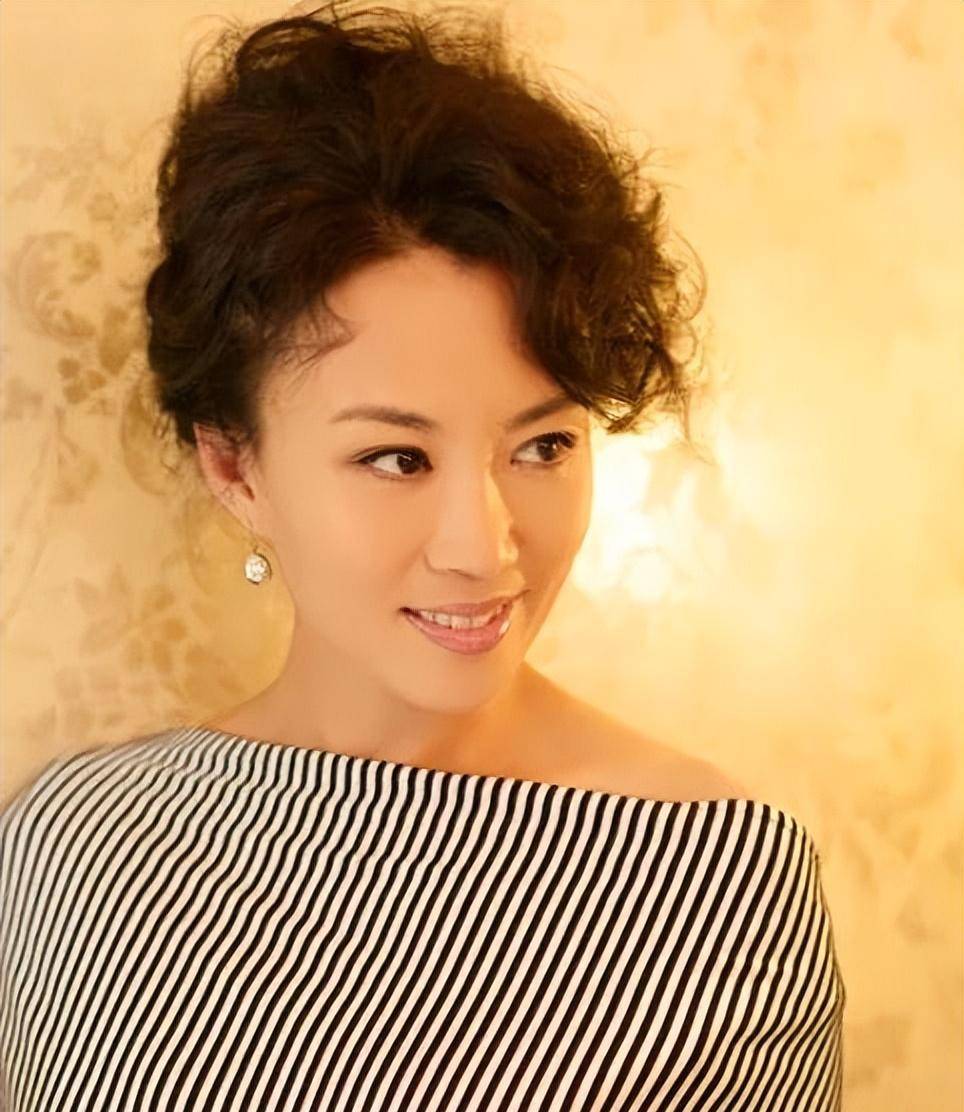 演员马丽:低调演戏33年,嫁圈外丈夫生一子,57岁风韵