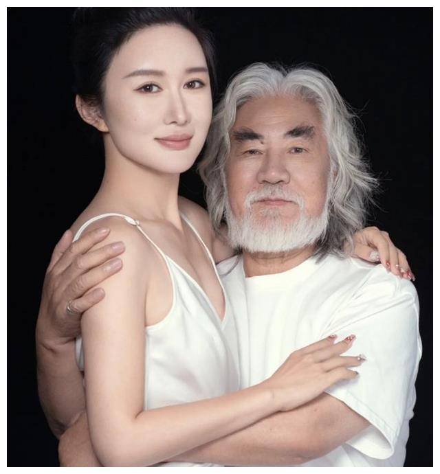72岁张纪中与家人在泰过春节!百元衬衫太朴素,和儿子