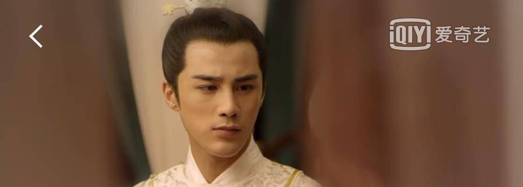 在远处准备放火的张子雍,突然发现明月小筑已被人放了火,不明所以,躲