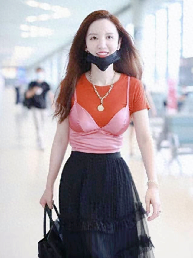 张萌带火了一种穿搭:内衣外穿 半身裙,气场太强大了_时尚_黑色_发型