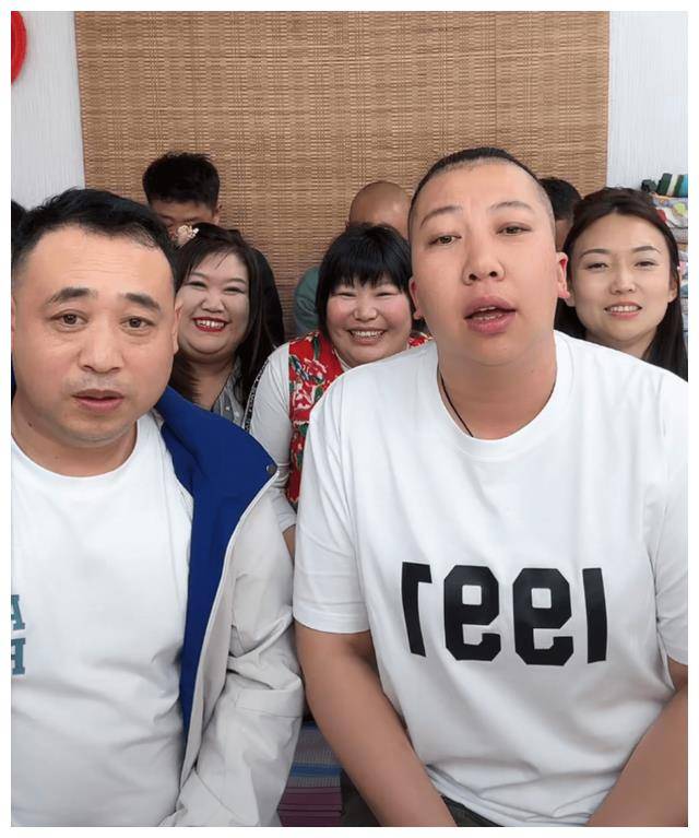 东北雨姐强大扛起雷佳音,温柔投喂赵丽颖,展露娇羞一面_视频_老蒯_杜