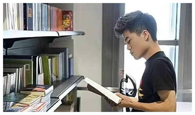 不在一个频道,董宇辉采访刘德华:道不同不相为谋,趣味碰撞!