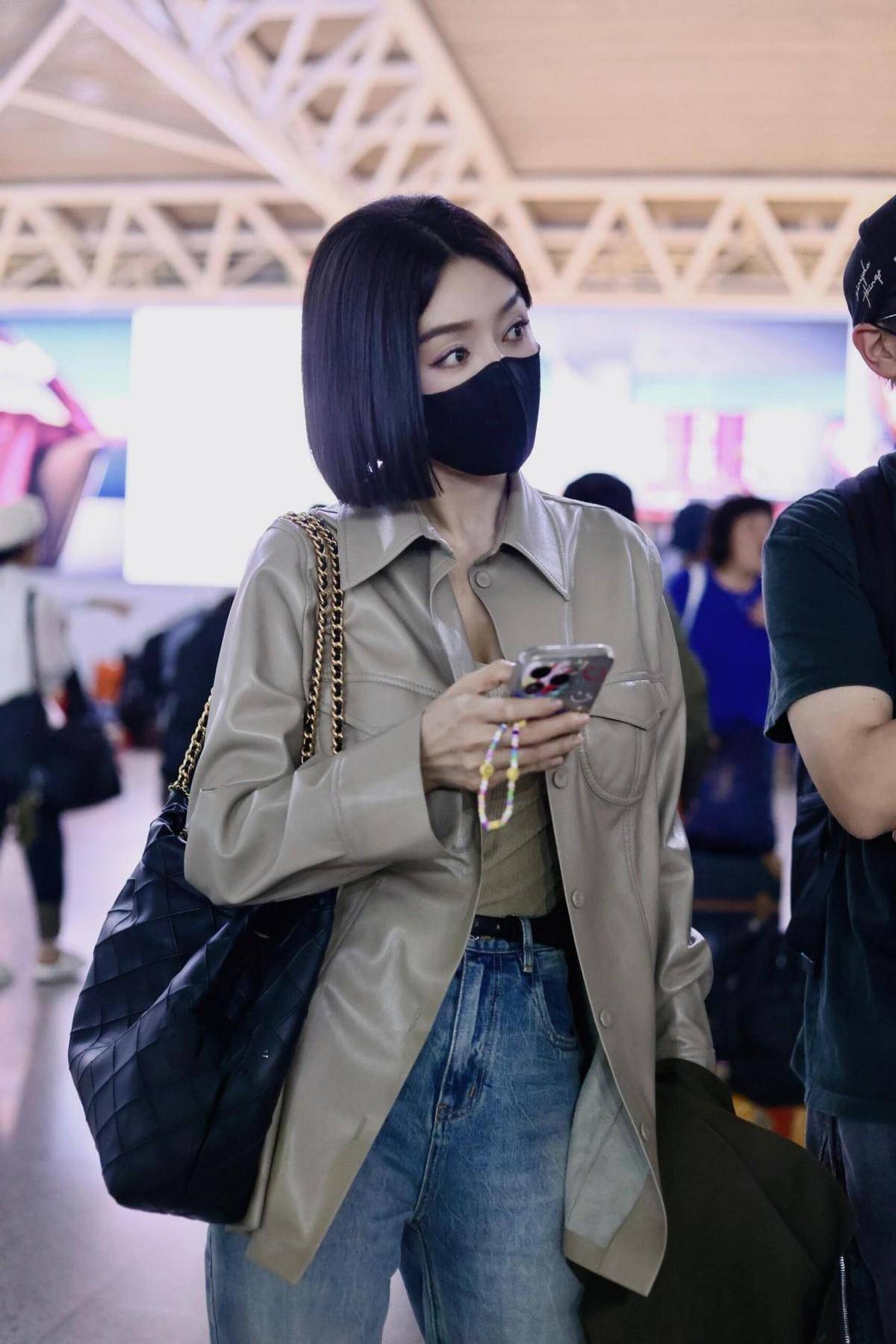 44岁秦岚带火了一种新穿搭:皮衣衬衫 牛仔裤 波波头,洋气又时尚_皮革