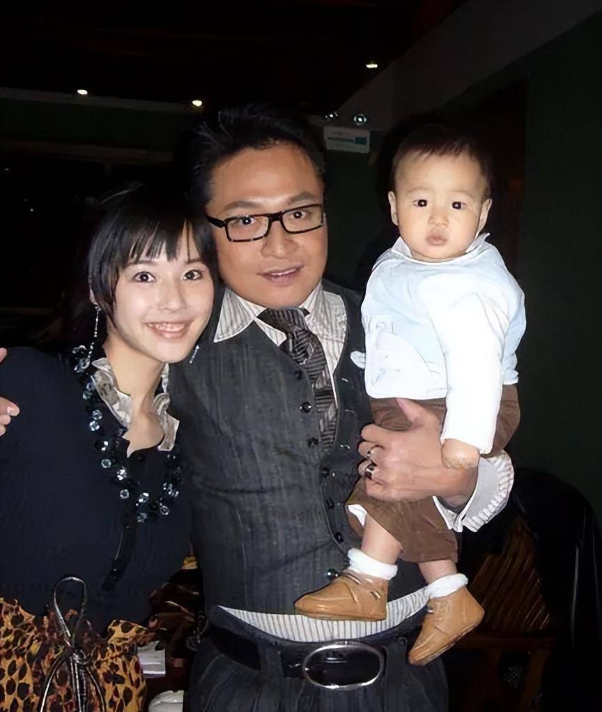 马景涛和前妻为儿子庆生,15岁心心显羞怯,身高追上哥哥近一米八