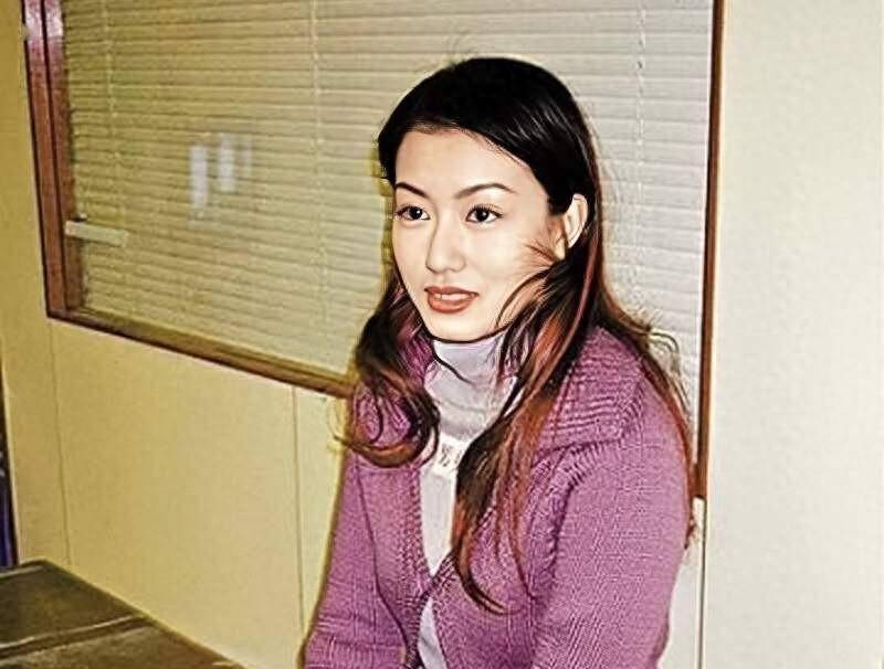 香港知名女星状态冻龄,脸上无整容医美痕迹,被传秘密结婚生子