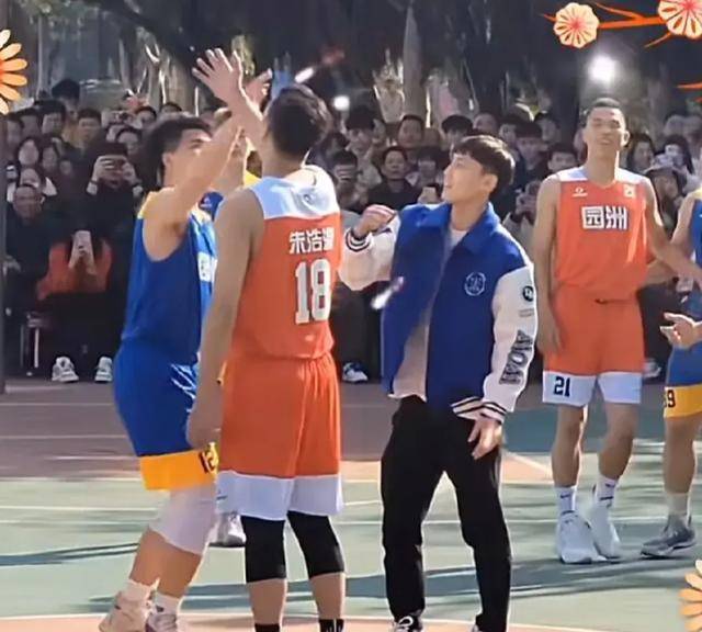 徐杰的春节:与家人合影并参加村ba开球仪式,明天去国家队报到_全家族