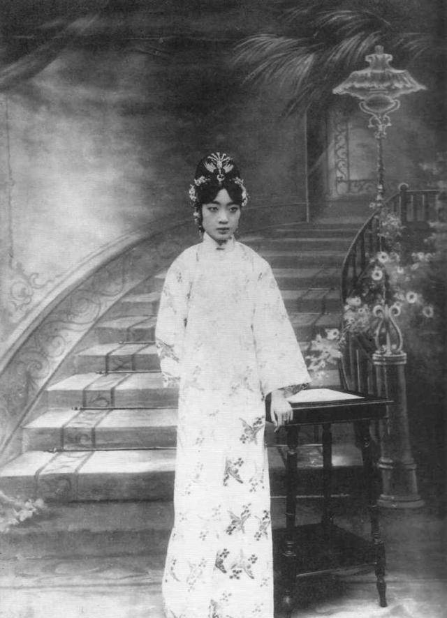 末代皇后婉容的结局令人唏嘘,她人生最后一个月和谁一