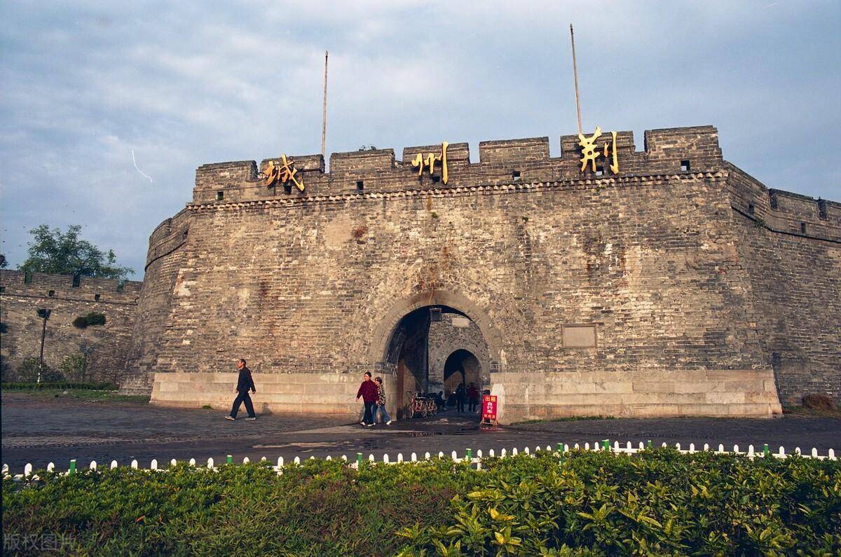 "荆州在扬州上游,关系吴国的安顾,孙权对荆州是势所必争的,否则便不