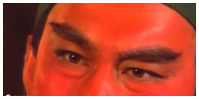 群演们面面相觑,焦急无助.