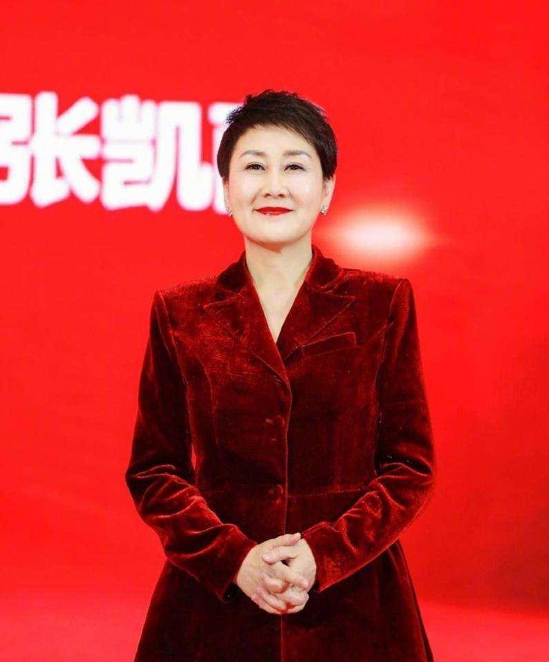 事业巅峰时嫁人,将作家丈夫培养成亿万富豪,"慧芳"多