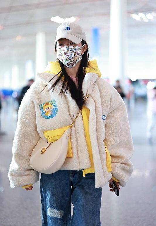 宋轶走机场穿着真"少女",白黄双色羊羔毛外套秀出个性