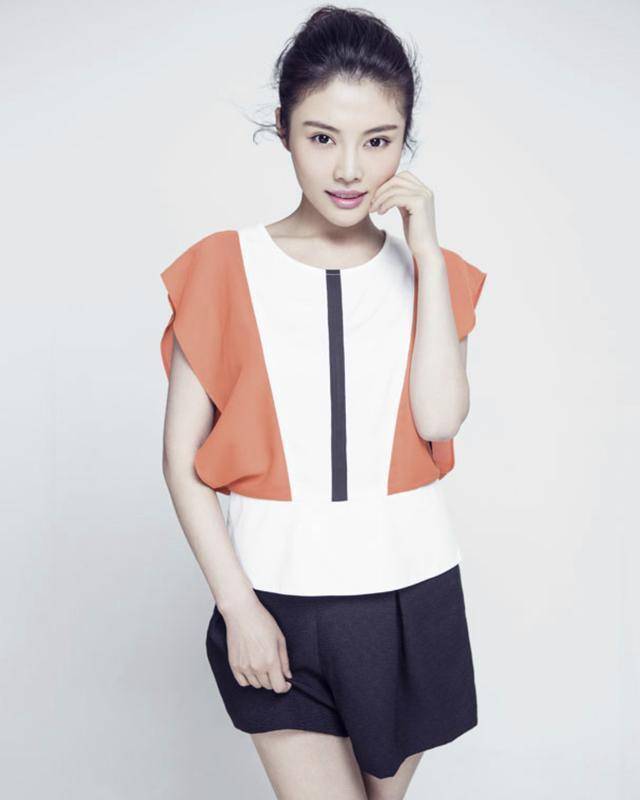 徐冬冬发胖后反而逆袭,穿丝绒裙曲线明显,就怕胸口扣子绷不住_照片_的