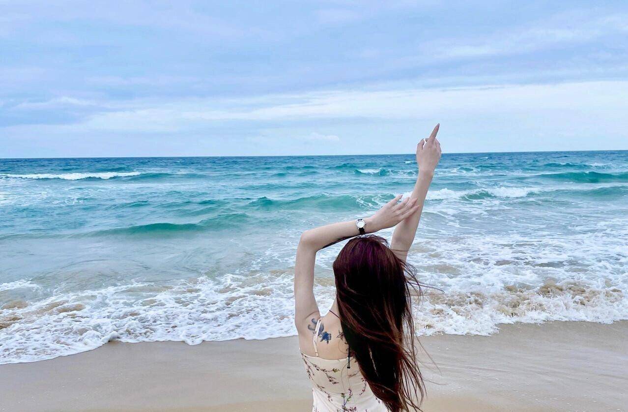 白色吊带碎花裙显白又显身材,走在沙滩上回头率超高