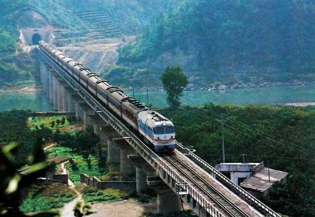 襄渝铁路:我国铁路史上的一大壮举,共有83万人投入了铁路的建设_重庆