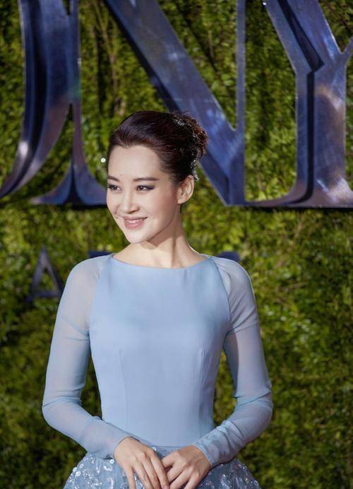 51岁许晴被网友偶遇,蚂蚁腰细腿抢镜,身材妖娆但至今无人娶_时尚_好