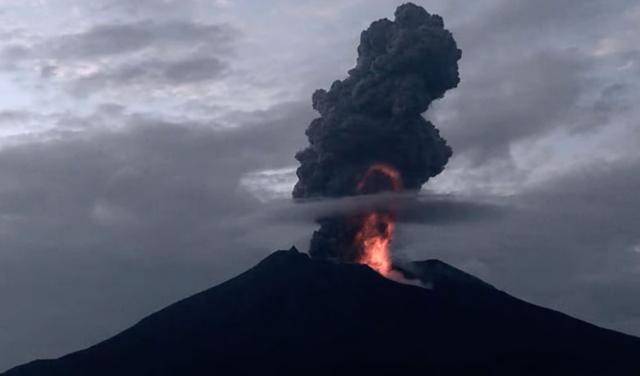 日本樱岛火山5000米高空"炸雷"式喷发,那一刻惊天动地!