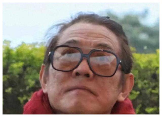 61岁李连杰近照曝光,就像个80岁老人,如今走路都要靠人搀扶_传奇_电影