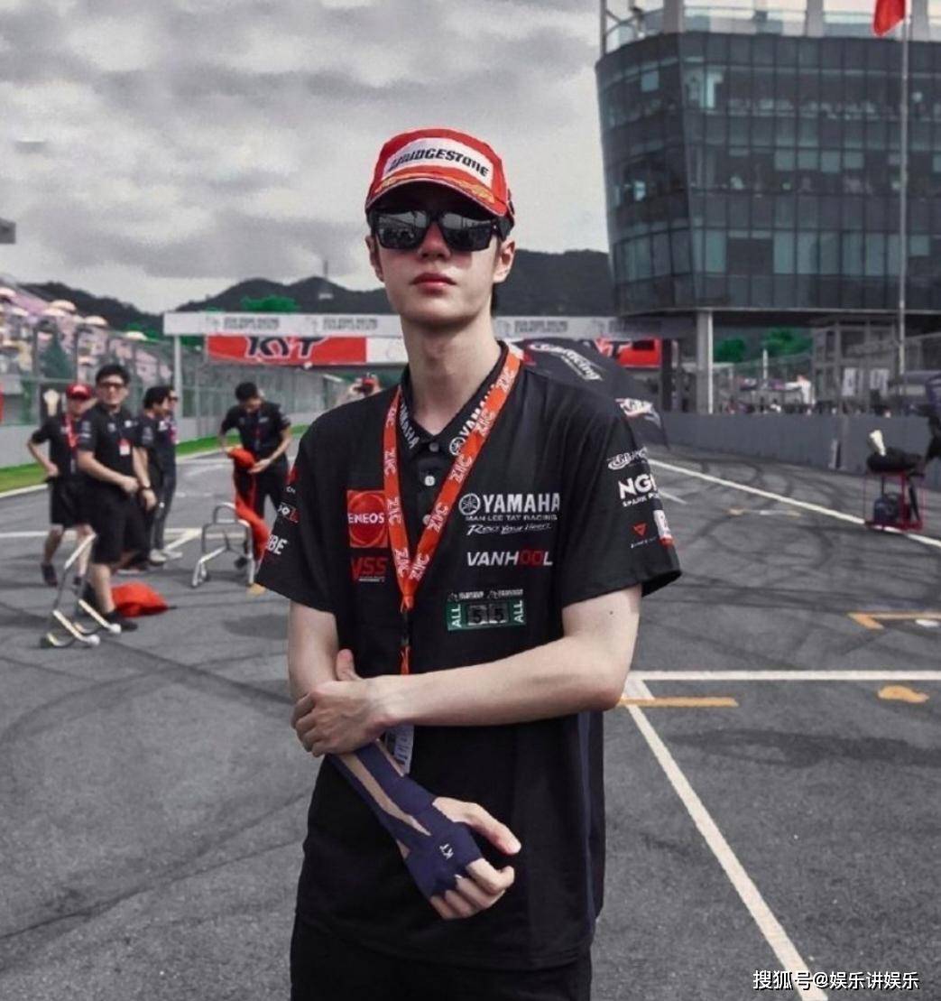 2021年,王一博接了30多个代言,杂志销量前十有七,他的影响力日益来篌