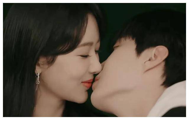 杨紫和范丞丞长椅上深情之吻,吻戏现场火花四溅,遮羞布揭下!