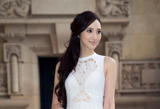 因为怀孕肚子都会变大,肚皮会被膨胀起来了,生完后的护理,吴佩慈也是