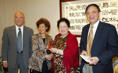 "唐僧"富态十足,携手首富妻子办活动,身材引人注目