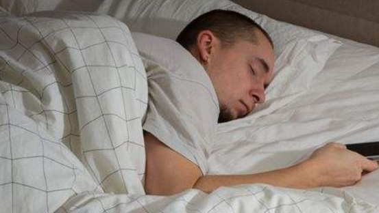 习惯睡觉时将手机放床头,辐射会危害健康吗?可能很多