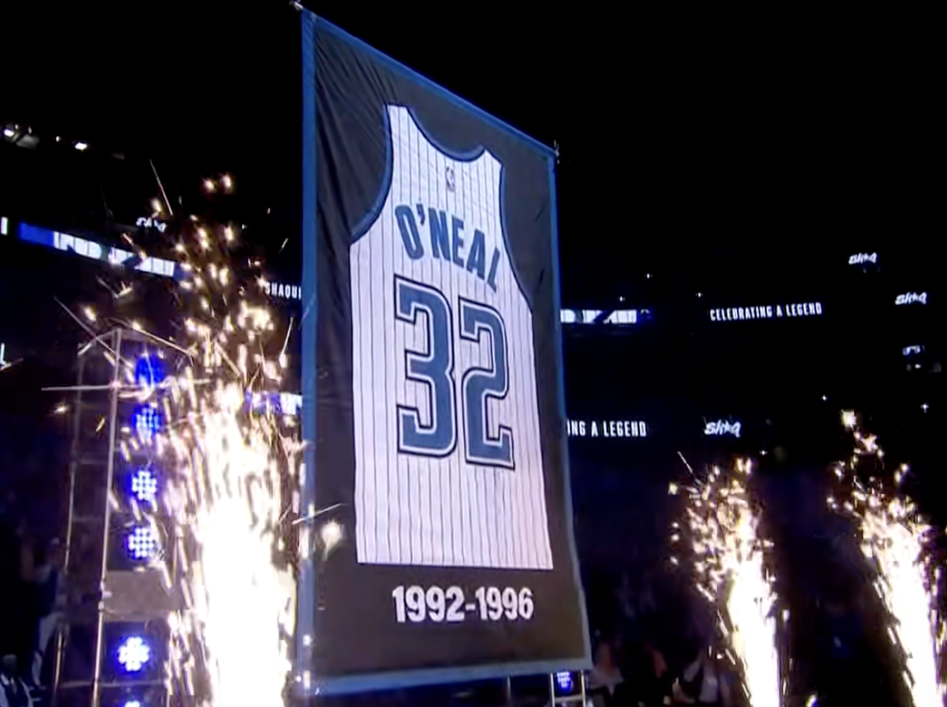 球衣正式退役:成队史首人咧嘴大笑 演讲秒变大活宝_奥尼尔_球员_队友