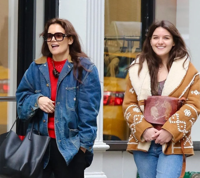 当天上午,苏瑞和母亲凯蒂在纽约街头散步,两人的打扮风格非常接近