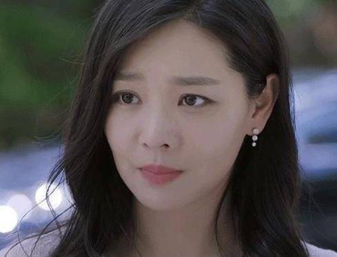 直到2017年,她参演了电视剧《老爸当家》,在其中饰演张国立的三女儿权