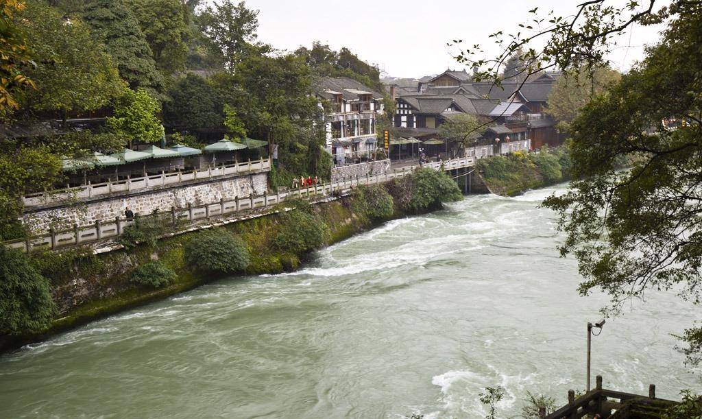 都江堰是集古人的智慧,以无坝引水为特征的宏大水利工程.