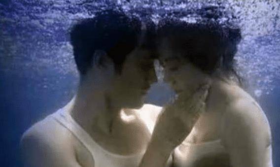 48岁闫妮"水下大片"被曝光,堪称"一丝不露",不愧是你"佟掌柜"_身材