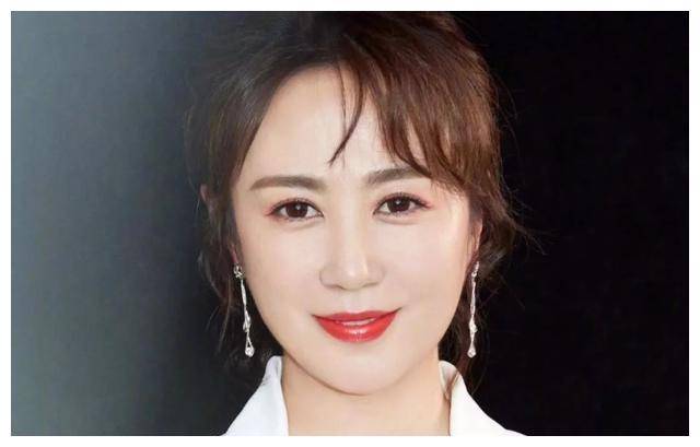 马丽登春晚8次人气爆棚,送沈阳粉丝鞋,穿搭风潮引热议!