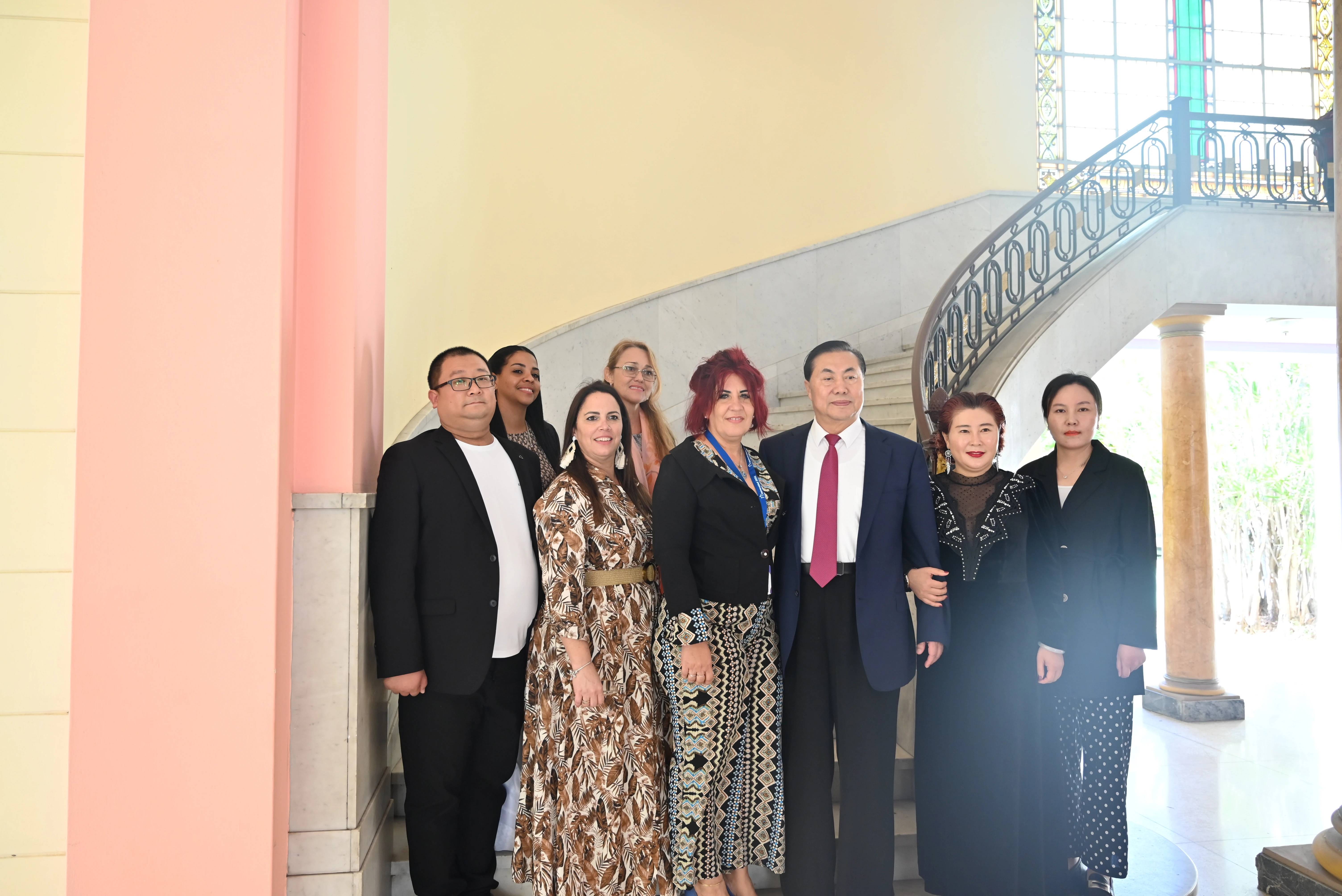 哈瓦那医科大学校长马伊利姆博士对河北外国语学院董事长,校长孙建忠