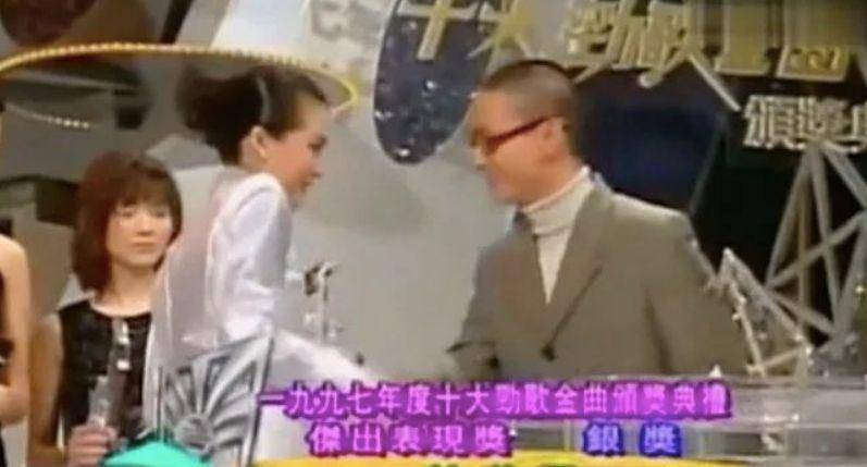 昔日天后许美静成到街头卖唱,出镜只有数十人观看?_陈佳明_名字_颁奖