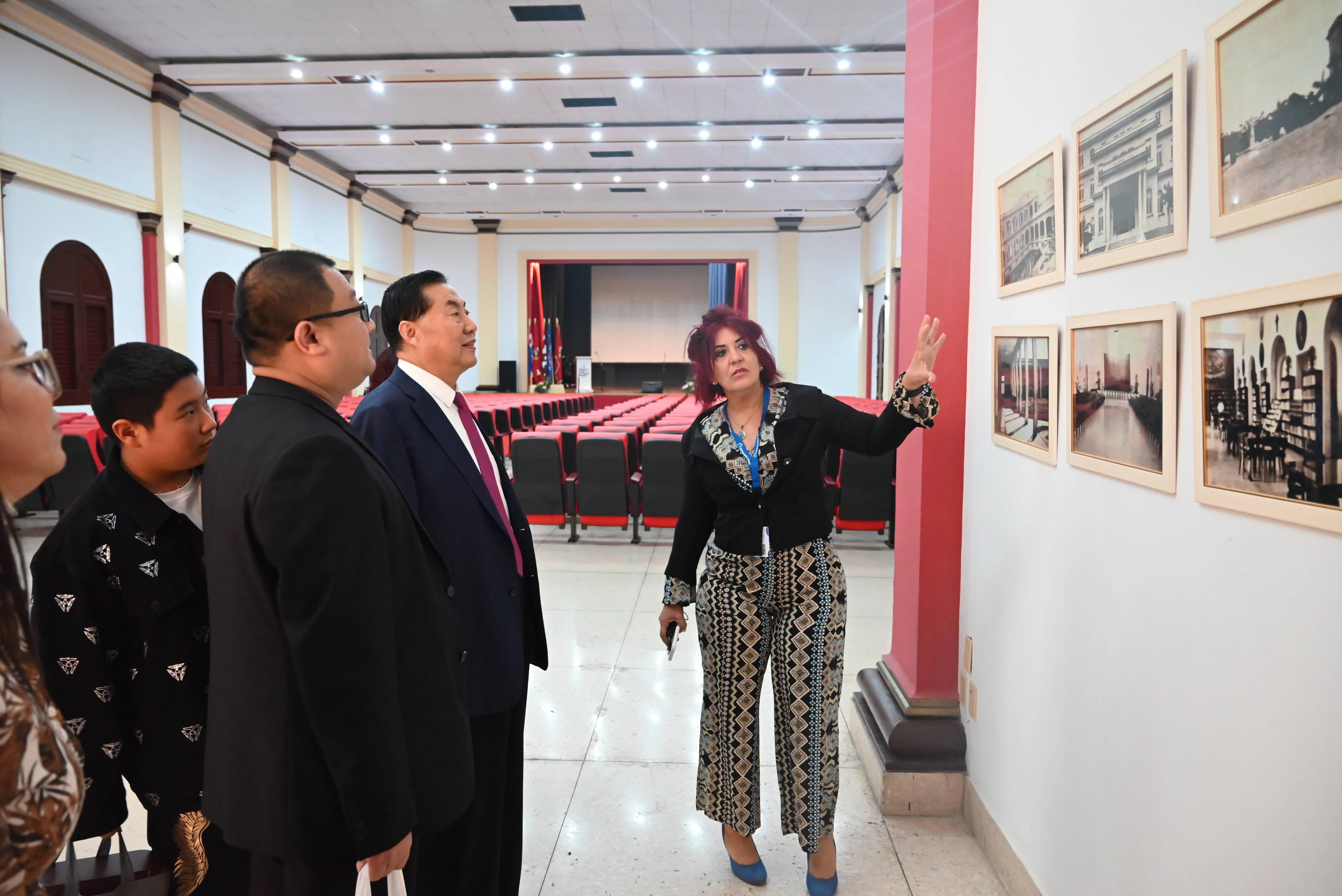 河北外国语学院董事长,校长孙建忠院士对马伊利姆校长和团队的热情