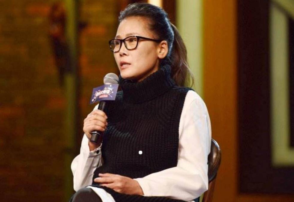 跟姑姑长大,考上北京大学附属中学,靠模仿出道,如今田震怎样了