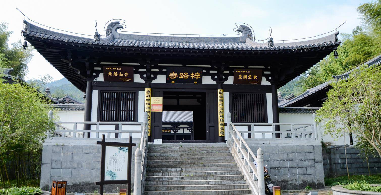 前方有两座卧佛峰,隐身于林间,山门前静悄悄的,寺庙规模看上去有点大