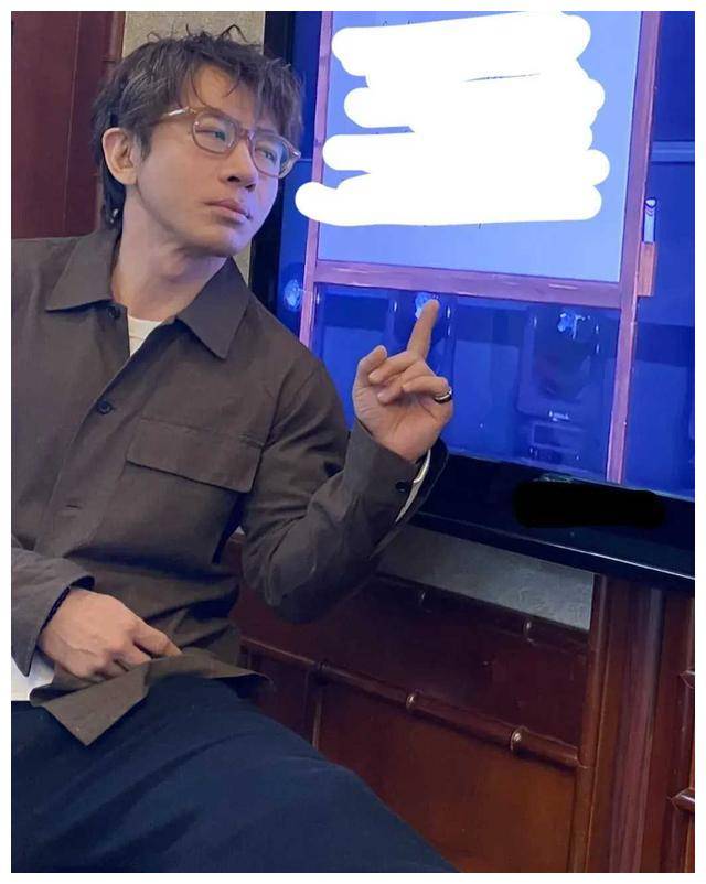 央视春晚超敬业广告植入,坐在刘谦背后,奶制喝个不停!