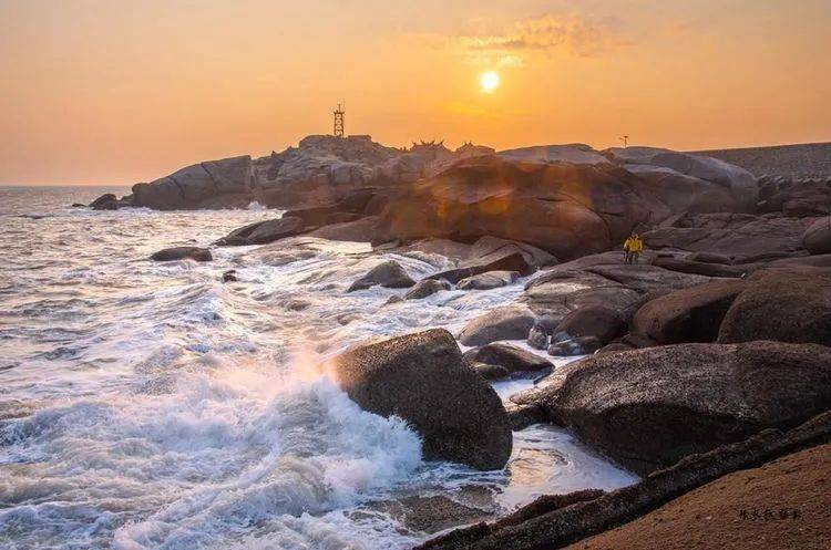 福建泉州惠安崇武半月湾海岸线上的惠安女绮丽风情