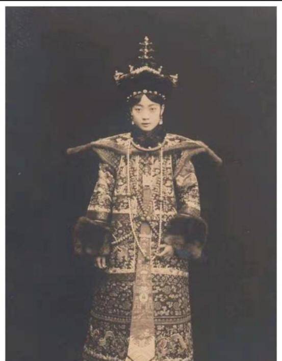 婉容吸食鸦片上瘾,偷偷与侍卫生子,死后被扔水沟边_爱新觉罗·溥仪