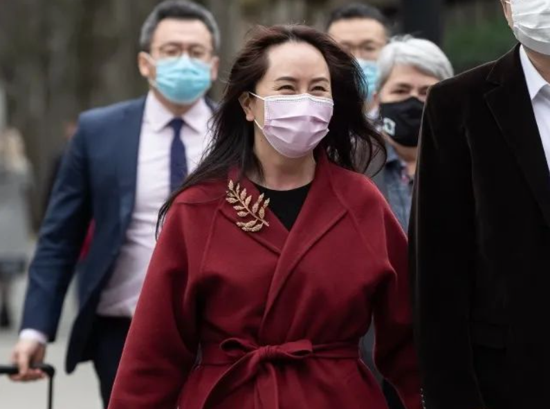 "孟晚舟与老公"罕见同框,穿红色大衣高级优雅,十指紧扣好幸福_时候