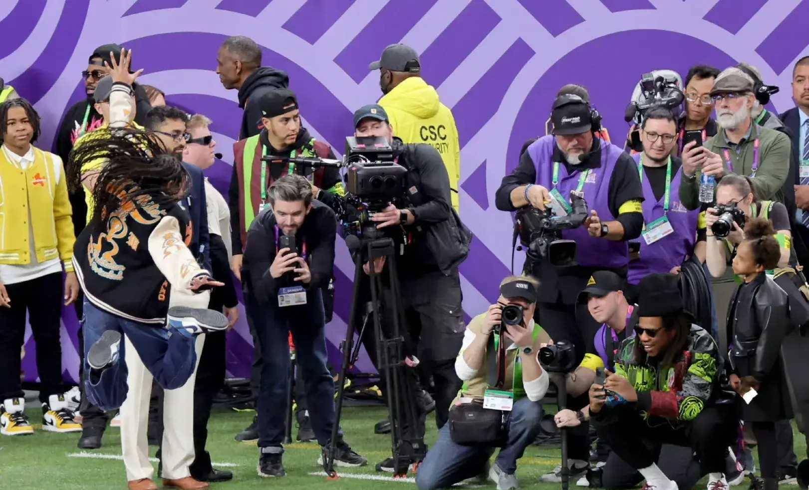 作为观众,我们或许只是在电视屏幕前观看比赛,但我们也能感受到超级碗