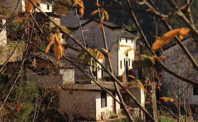 在村子和当地村民聊天,他们说年轻人现在都在外地打工,也就春节才