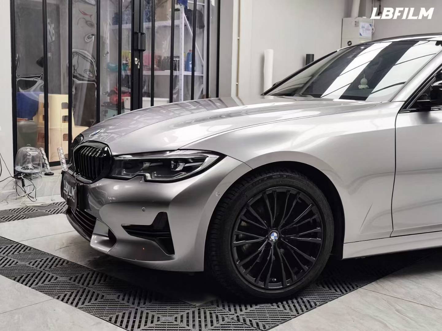 宝马3系lb改色膜gt银,时尚的配色