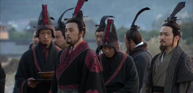 尚武好战的个性,坚持求变,开放的人才政策,秦朝得以__