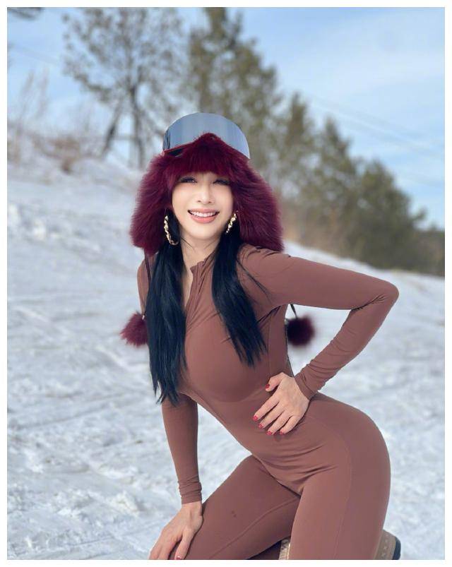 53岁钟丽缇近照曝光,穿连体衣雪地花式凹造型,活力满满超养眼_身材