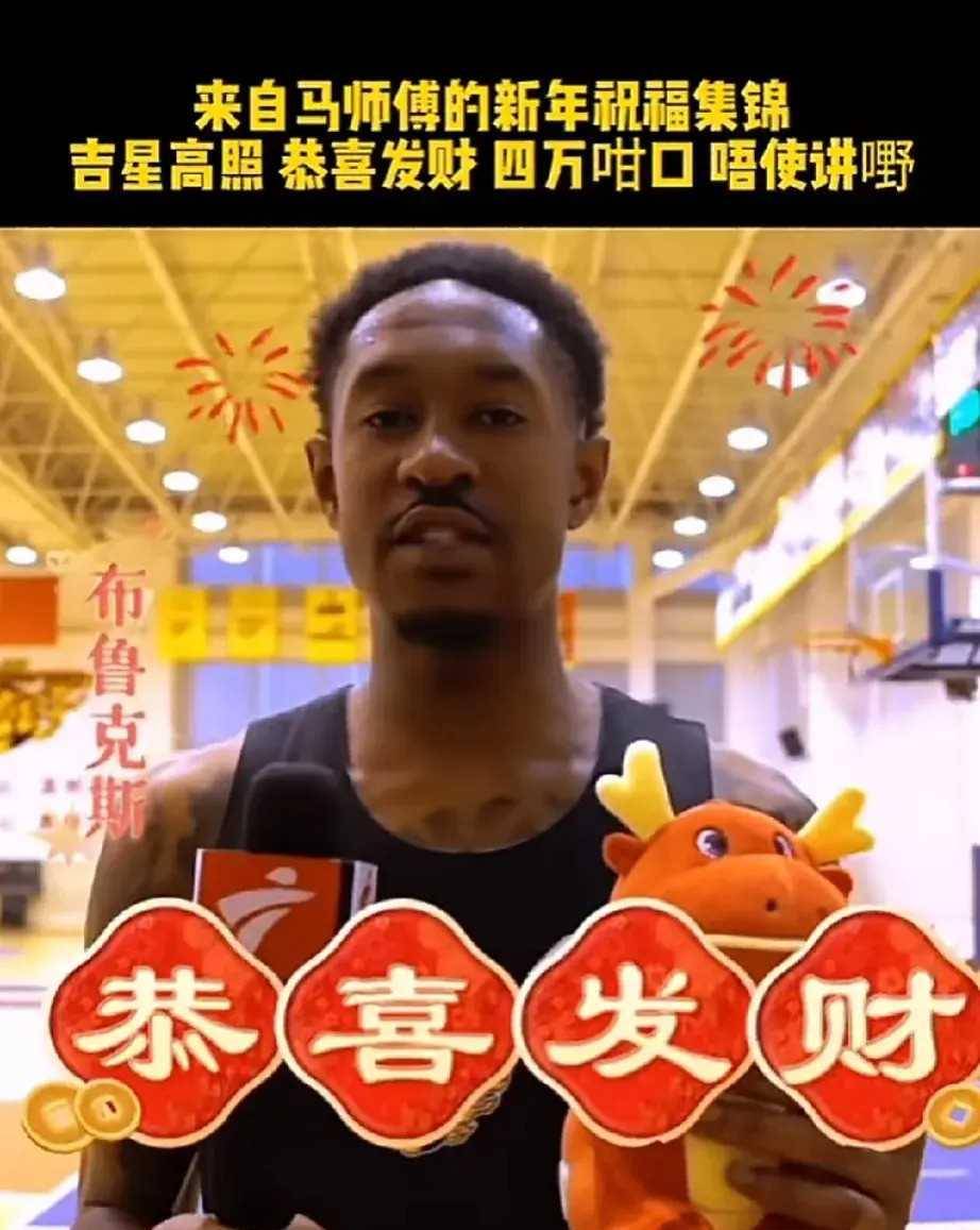 宏远功勋外援马尚在香港过春节,和漂亮女友一起逛街,和球迷合影