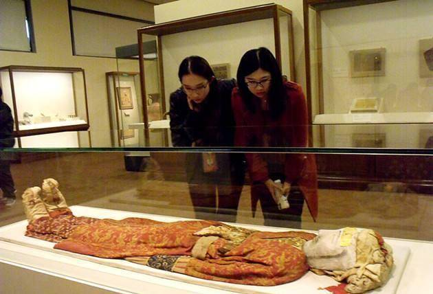新疆出土一古代"高富帅"干尸,尸体成国家级文物,衣服
