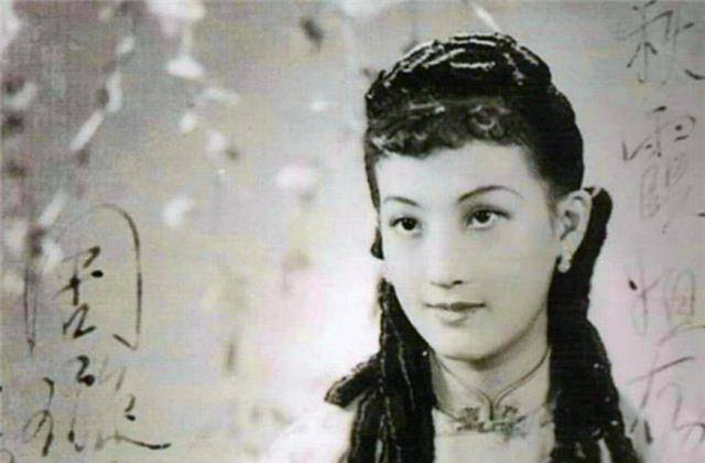 好在养母保护她,周璇才得以继续上学.